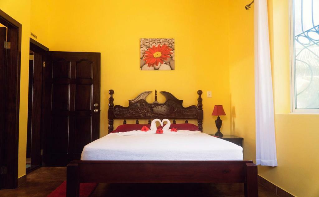 The White Horse Inn - Hopkins Village Beach Belize מראה חיצוני תמונה