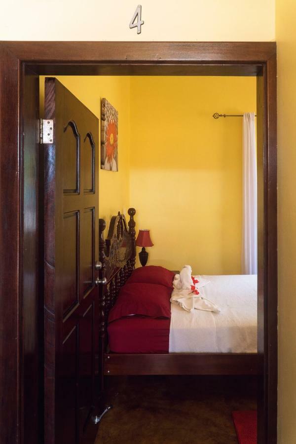 The White Horse Inn - Hopkins Village Beach Belize מראה חיצוני תמונה